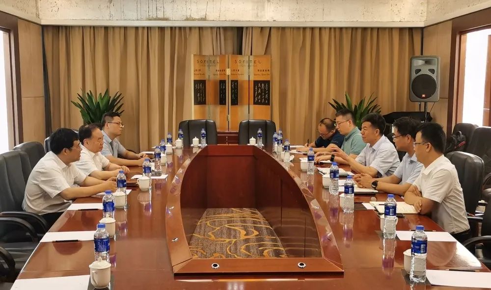 嚴(yán)鑒鉑董事長(zhǎng)與周濟(jì)院士、陳吉紅董事長(zhǎng)座談交流